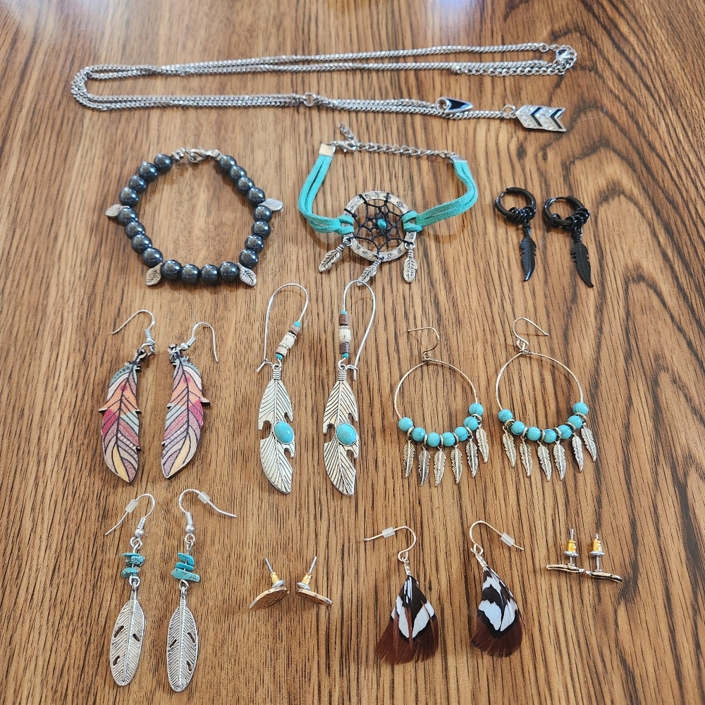 Western/Boho/Tribal Feather/Leaf Jewelry Lot Necklace Bracelets Earrings EUC
